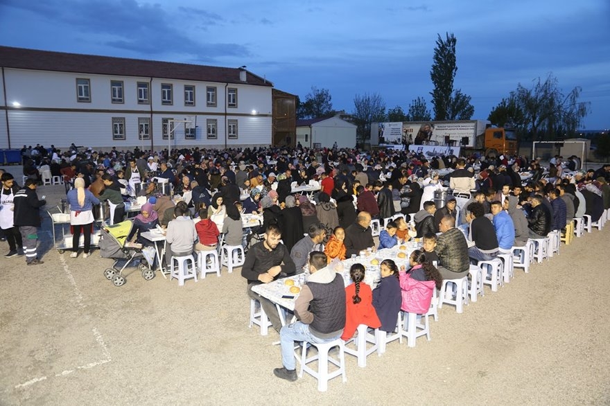 Karaman'da İftar Sofrası Atatürk Mahallesi'ne Kuruldu 7