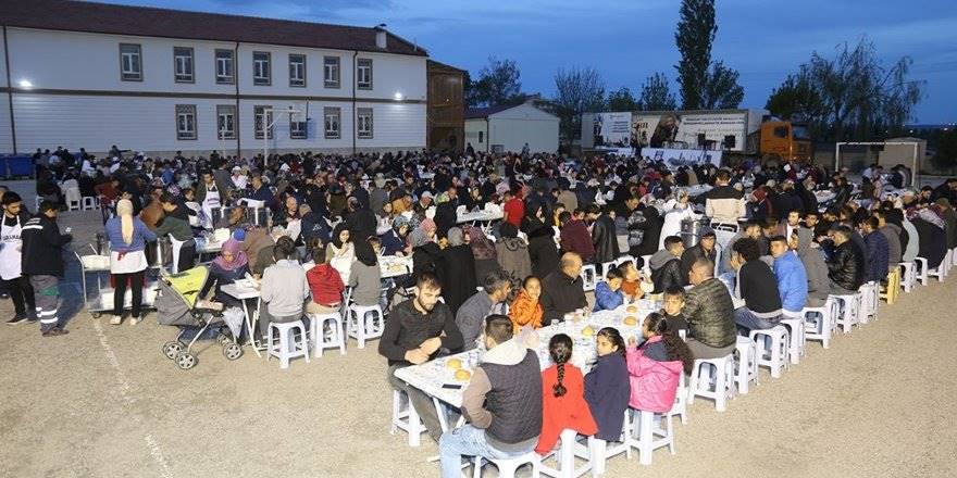 Karaman'da İftar Sofrası Atatürk Mahallesi'ne Kuruldu