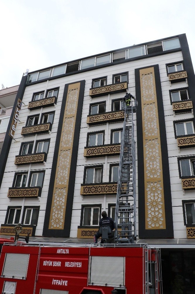 Antalya’da 3 Yıldızlı Otelde Korkutan Yangın 17