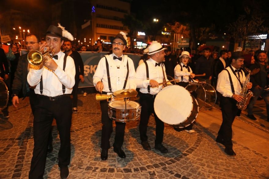 "Türkçe Aşkı Vatan Aşkı Yürüyüşü" ve Fener Alayı Karaman'ı Büyüledi 17