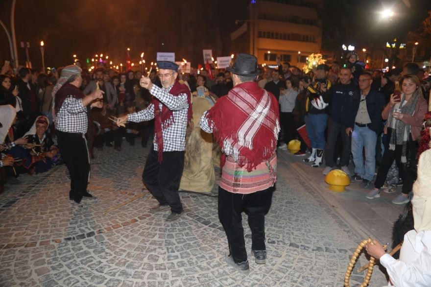 "Türkçe Aşkı Vatan Aşkı Yürüyüşü" ve Fener Alayı Karaman'ı Büyüledi 9