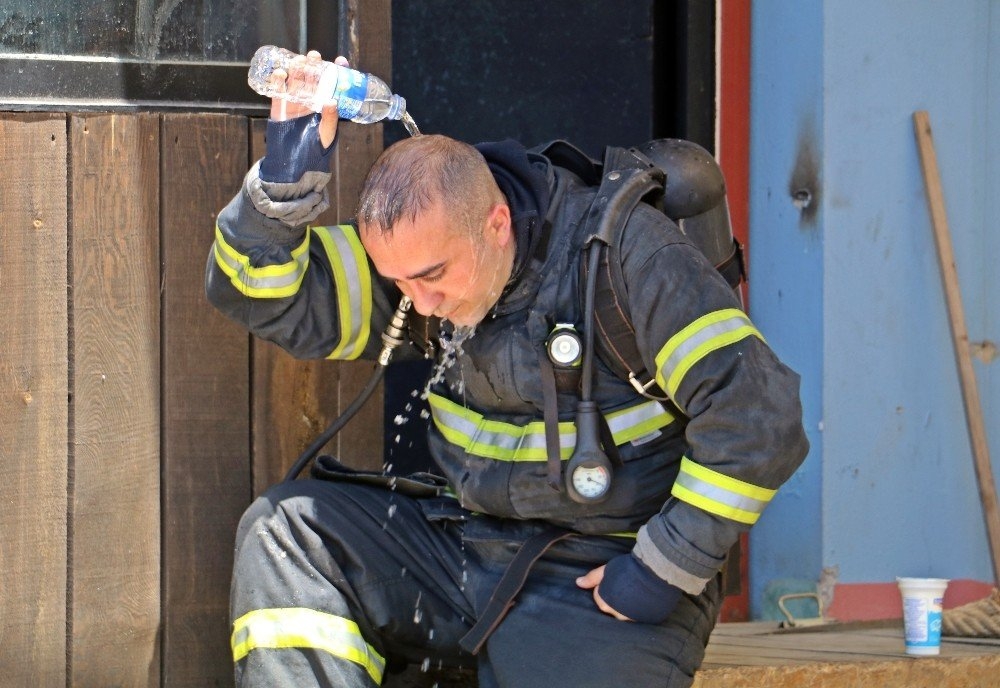 Oruçlu İtfaiye Erlerinin Alevlerle Mücadelesi 1