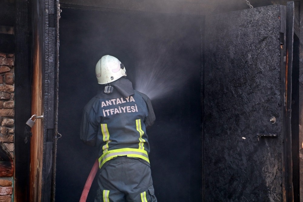 Oruçlu İtfaiye Erlerinin Alevlerle Mücadelesi 10