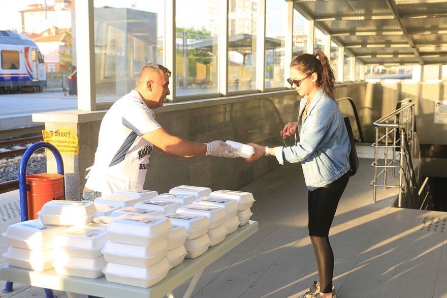 Karaman'da Tren Yolcularına İftarlık Dağıtıldı 1