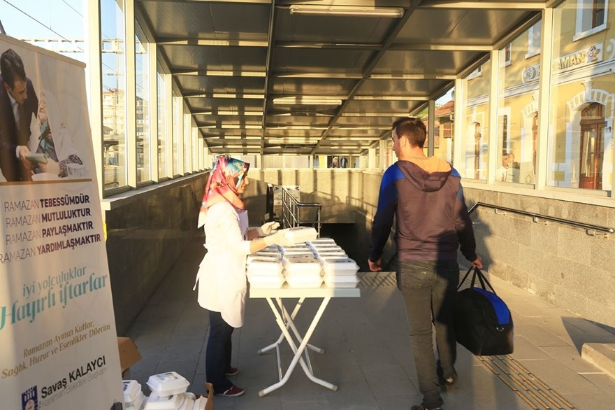 Karaman'da Tren Yolcularına İftarlık Dağıtıldı 2