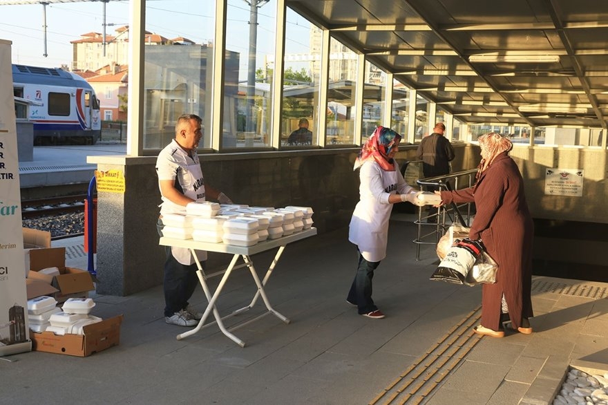 Karaman'da Tren Yolcularına İftarlık Dağıtıldı 3