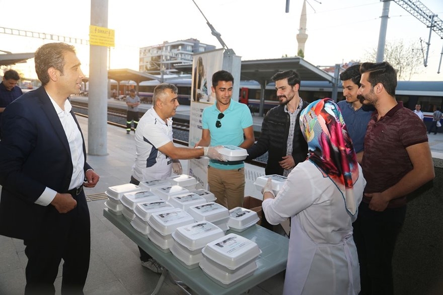 Karaman'da Tren Yolcularına İftarlık Dağıtıldı 7