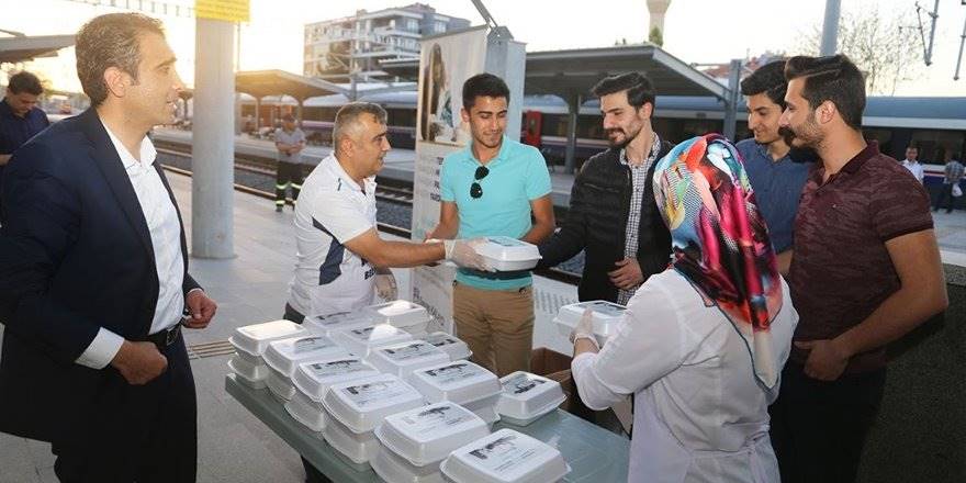 Karaman'da Tren Yolcularına İftarlık Dağıtıldı