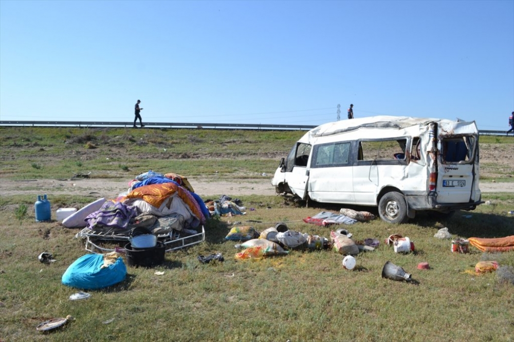 Aksaray'da Tarım İşçilerini Taşıyan Minibüs Devrildi: 13 Yaralı 2