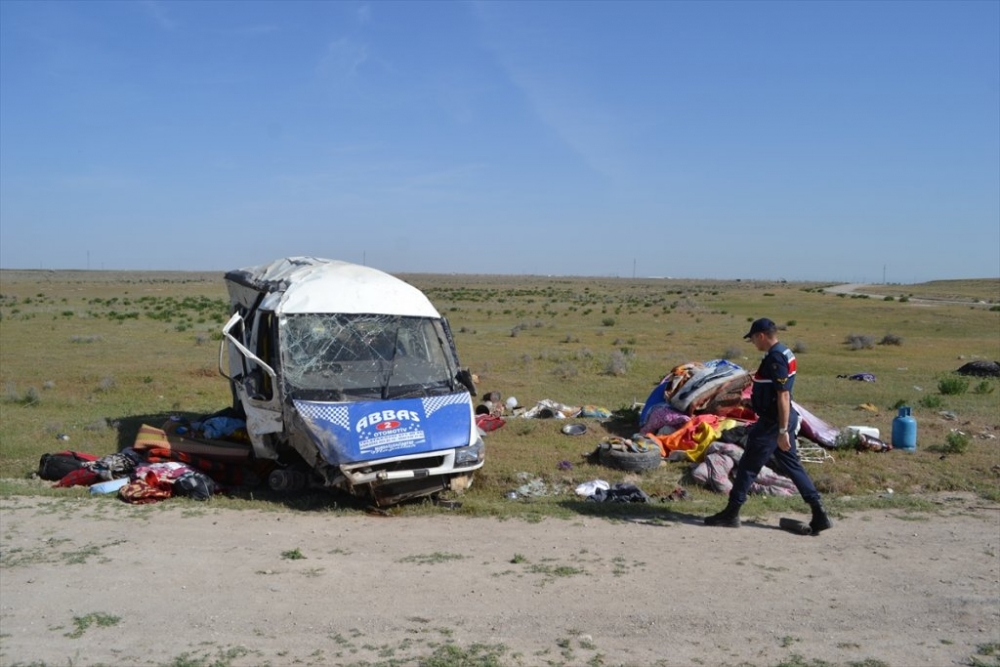 Aksaray'da Tarım İşçilerini Taşıyan Minibüs Devrildi: 13 Yaralı 4