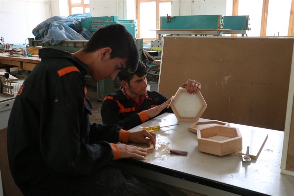 Niğde'de Lise Öğrencileri Hem Meslek Öğreniyorlar,Hem de Yoksulların Yar 17