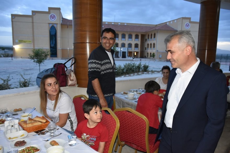 Karaman İl Milli Eğitim Müdürlüğünde Çalışan Personeller İftarda Bir Ara 1