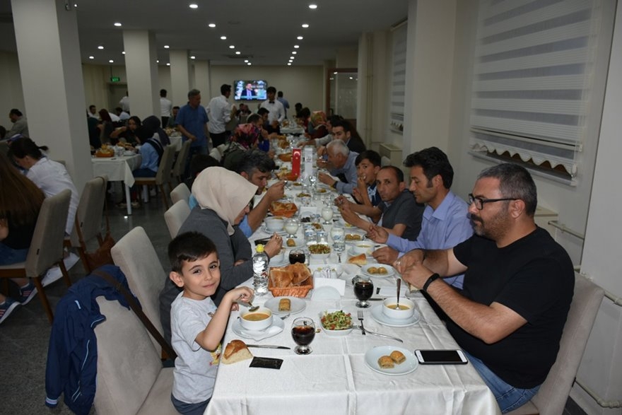 Karaman İl Milli Eğitim Müdürlüğünde Çalışan Personeller İftarda Bir Ara 12