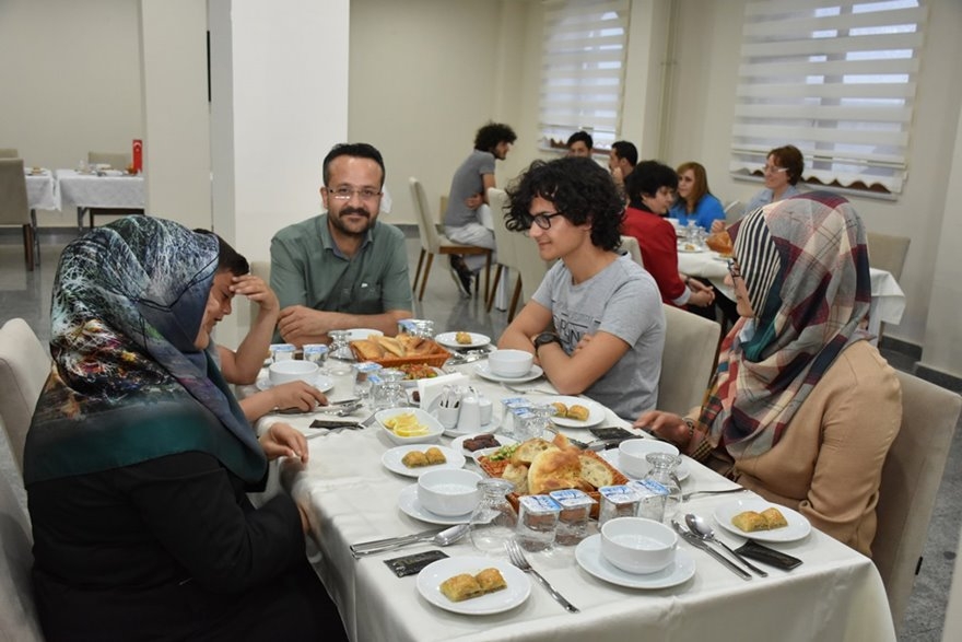 Karaman İl Milli Eğitim Müdürlüğünde Çalışan Personeller İftarda Bir Ara 23