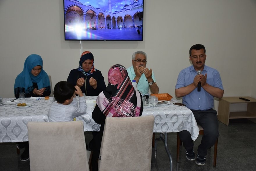 Karaman İl Milli Eğitim Müdürlüğünde Çalışan Personeller İftarda Bir Ara 30