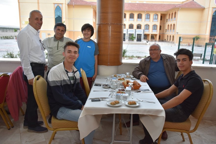 Karaman İl Milli Eğitim Müdürlüğünde Çalışan Personeller İftarda Bir Ara 9