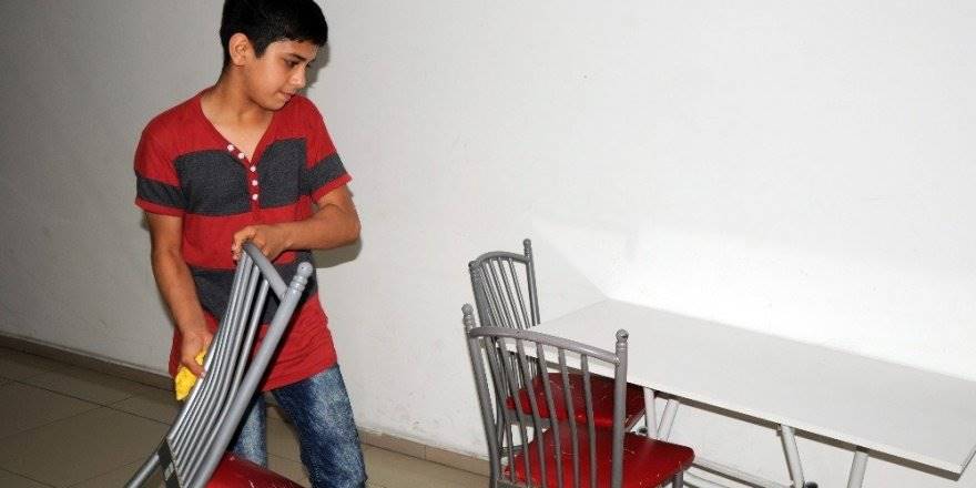 Üzeri Kirli Diye Minibüste Koltuğa Oturtulmayan Çocuk Konuştu