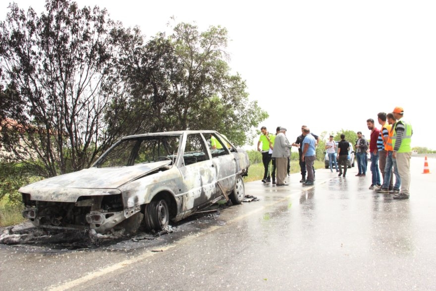 Karaman-Konya Karayolunda Seyir Halindeki Otomobil Alev Aldı 1