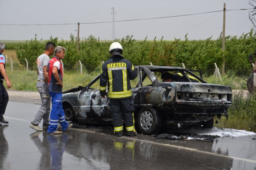 Karaman-Konya Karayolunda Seyir Halindeki Otomobil Alev Aldı 10