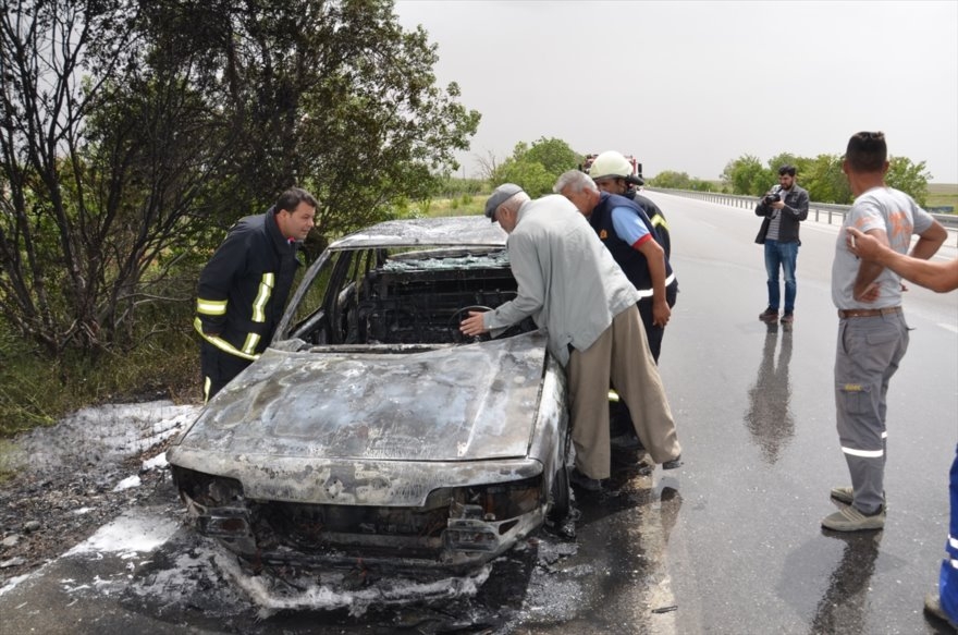 Karaman-Konya Karayolunda Seyir Halindeki Otomobil Alev Aldı 11