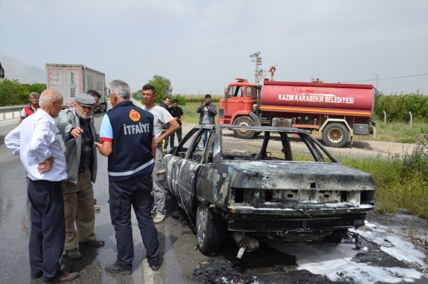 Karaman-Konya Karayolunda Seyir Halindeki Otomobil Alev Aldı 12