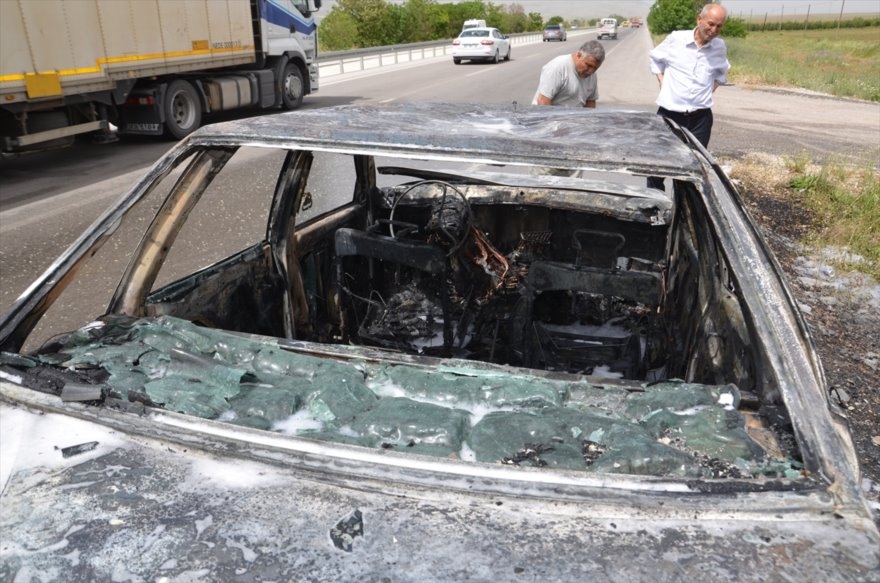Karaman-Konya Karayolunda Seyir Halindeki Otomobil Alev Aldı 13
