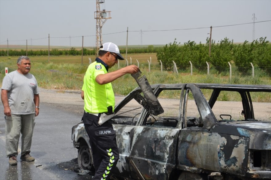 Karaman-Konya Karayolunda Seyir Halindeki Otomobil Alev Aldı 14