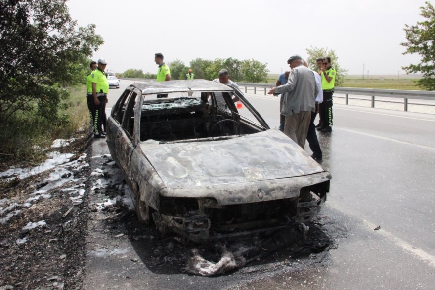 Karaman-Konya Karayolunda Seyir Halindeki Otomobil Alev Aldı 2