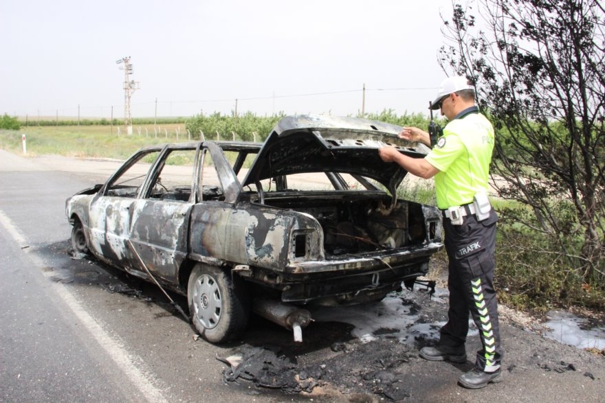 Karaman-Konya Karayolunda Seyir Halindeki Otomobil Alev Aldı 4