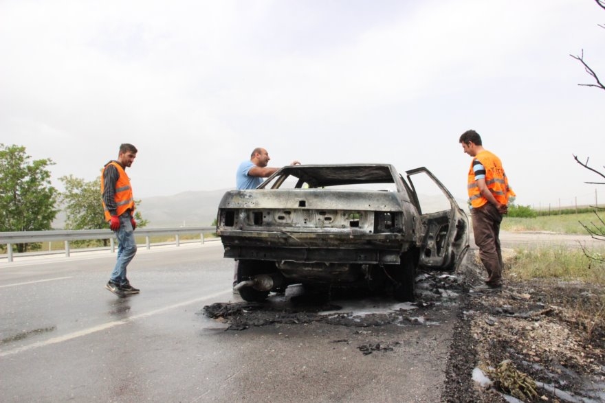 Karaman-Konya Karayolunda Seyir Halindeki Otomobil Alev Aldı 5