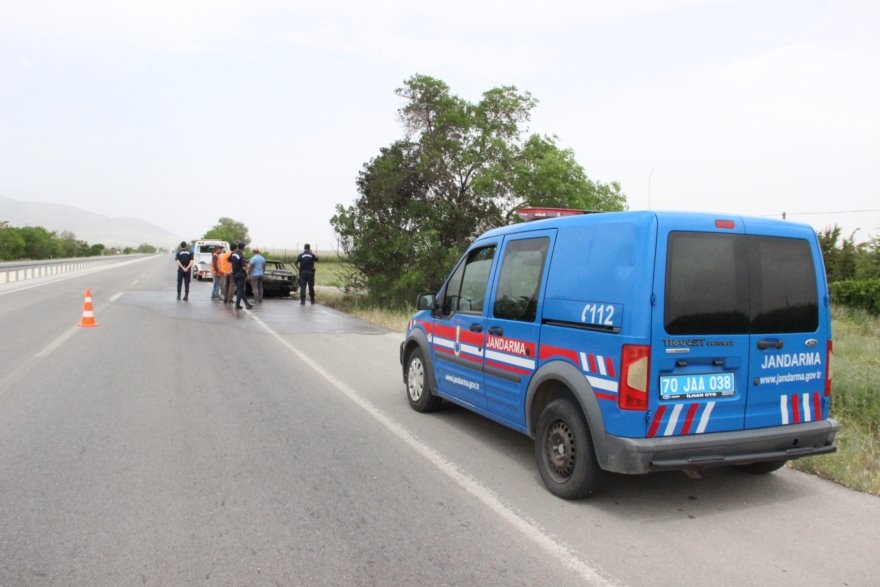 Karaman-Konya Karayolunda Seyir Halindeki Otomobil Alev Aldı 6