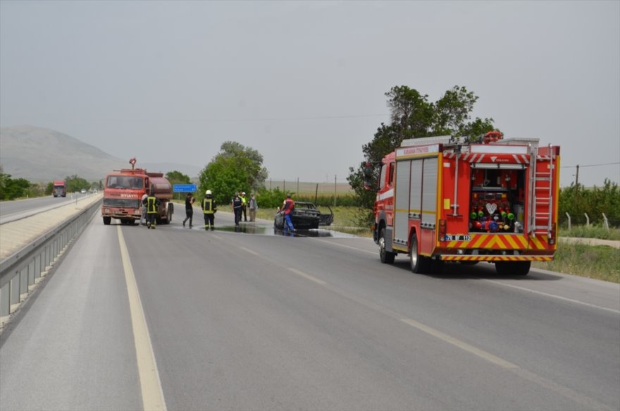 Karaman-Konya Karayolunda Seyir Halindeki Otomobil Alev Aldı 9