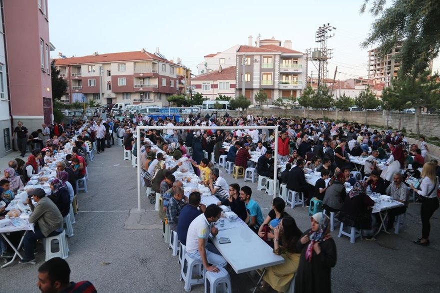 Karaman'da Kurulan İftar Sofrasına Vatandaşlardan Yoğun İlgi 4