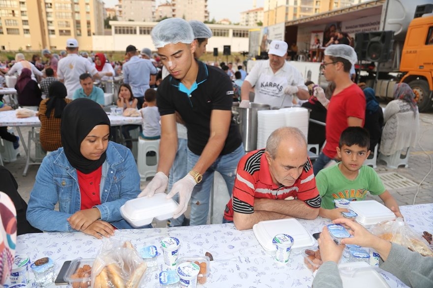 Karaman'da Kurulan İftar Sofrasında Renkli Görüntüler 2