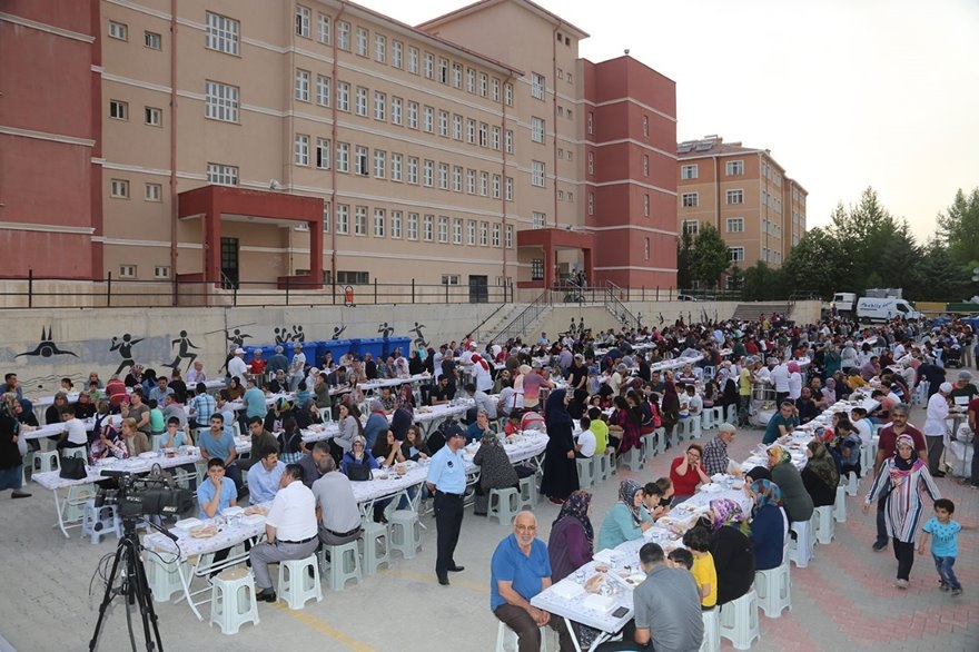 Karaman'da Kurulan İftar Sofrasında Renkli Görüntüler 3