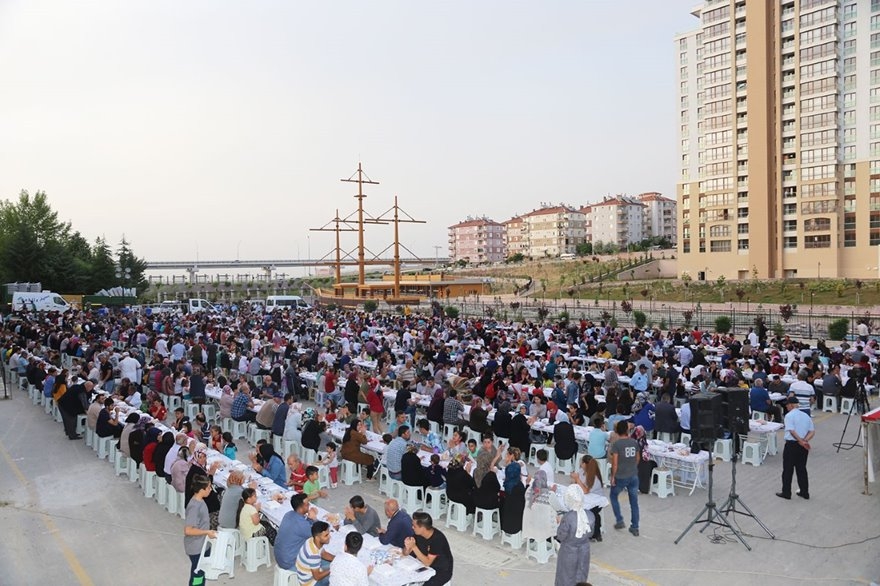 Karaman'da Kurulan İftar Sofrasında Renkli Görüntüler 5