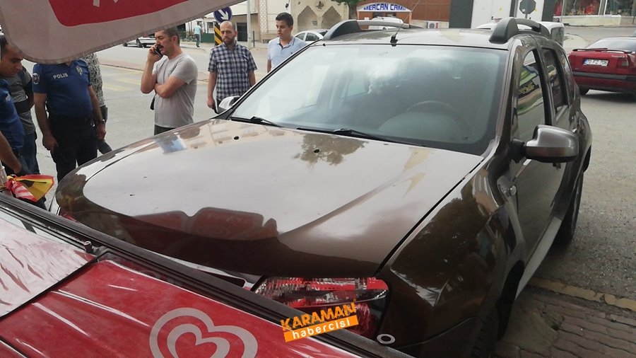 Karaman'da freni boşalan araç, bisikleti altına alıp dondurma dolabına ç 1