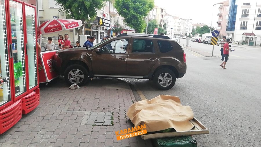 Karaman'da freni boşalan araç, bisikleti altına alıp dondurma dolabına ç 3