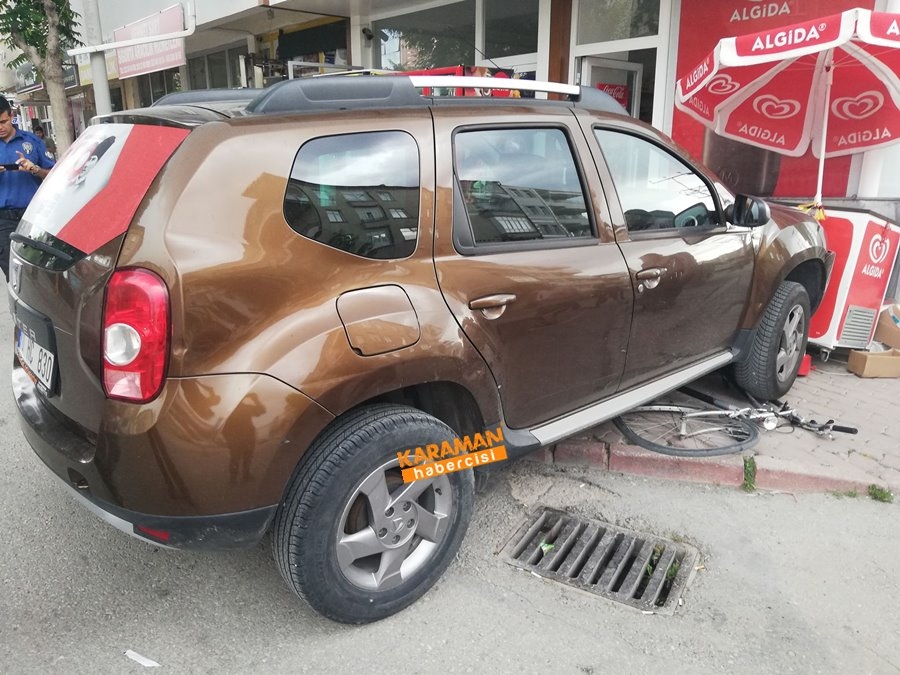 Karaman'da freni boşalan araç, bisikleti altına alıp dondurma dolabına ç 4