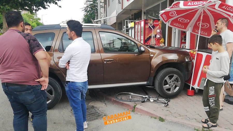 Karaman'da freni boşalan araç, bisikleti altına alıp dondurma dolabına ç 5