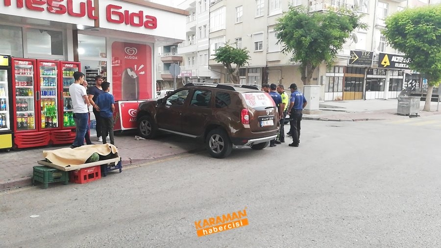 Karaman'da freni boşalan araç, bisikleti altına alıp dondurma dolabına ç 6