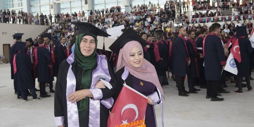 Sırtında taşıdığı kızını üniversite mezunu yaptı