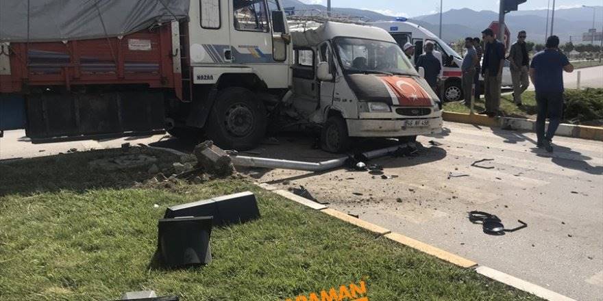 Konya'da Trafik Kazası : 13 Yaralı