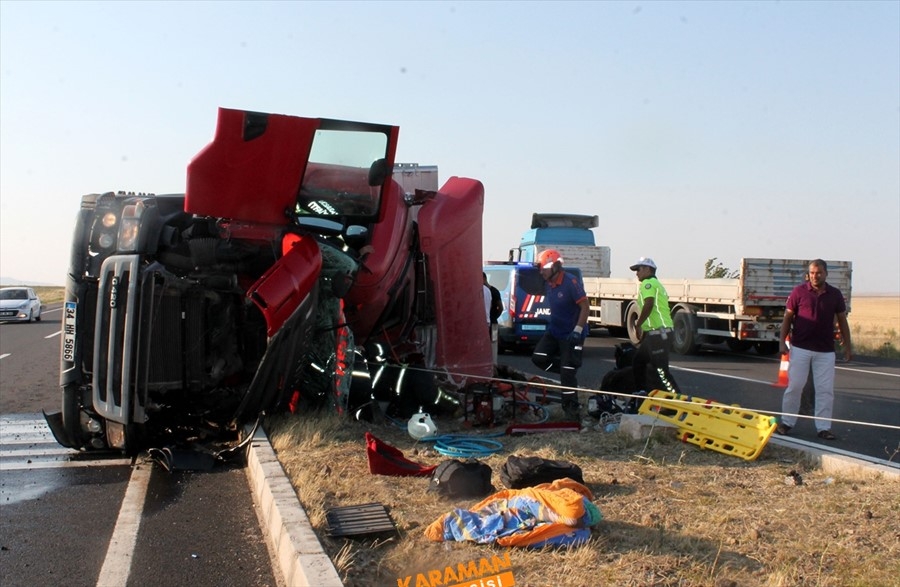 Aksaray'da büyükbaş hayvan yüklü tır devrildi 10