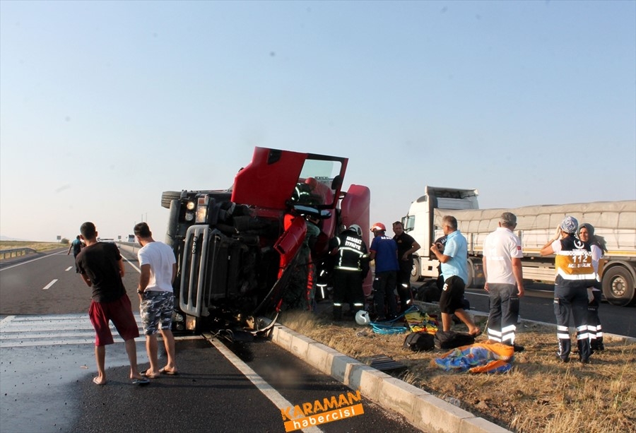 Aksaray'da büyükbaş hayvan yüklü tır devrildi 4