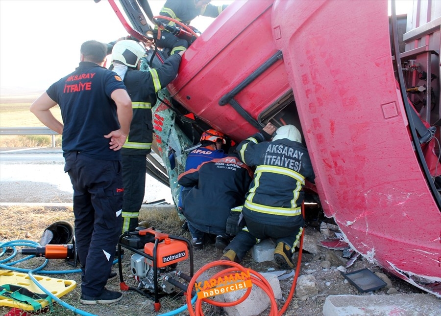 Aksaray'da büyükbaş hayvan yüklü tır devrildi 7