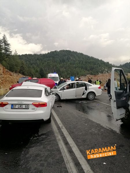 Antalya'da İki Otomobil Çarpıştı: 4 Ölü, 2 Yaralı 1