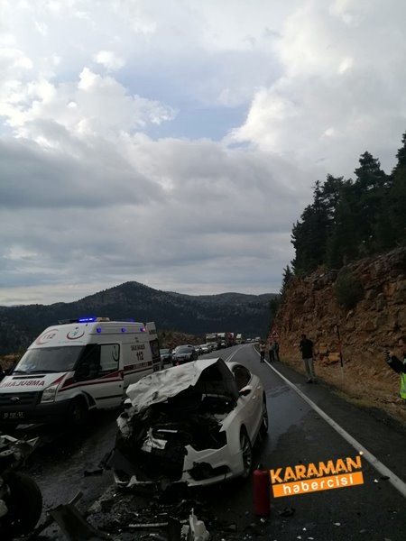 Antalya'da İki Otomobil Çarpıştı: 4 Ölü, 2 Yaralı 3