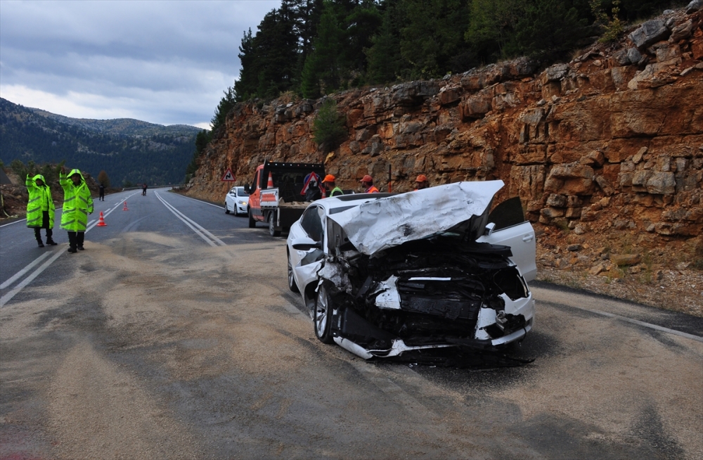 Antalya'da İki Otomobil Çarpıştı: 4 Ölü, 2 Yaralı 5