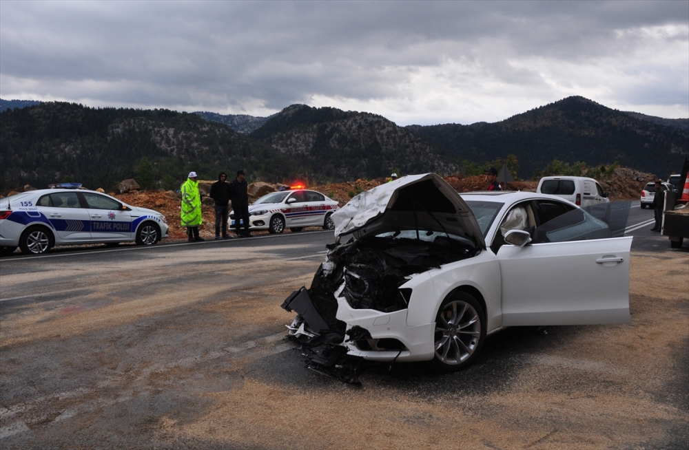 Antalya'da İki Otomobil Çarpıştı: 4 Ölü, 2 Yaralı 6